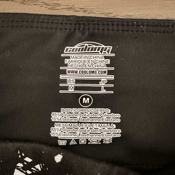 Black and white patterned active leggings! Zipper pocket on back waist. Size M. - Picture 2 of 3